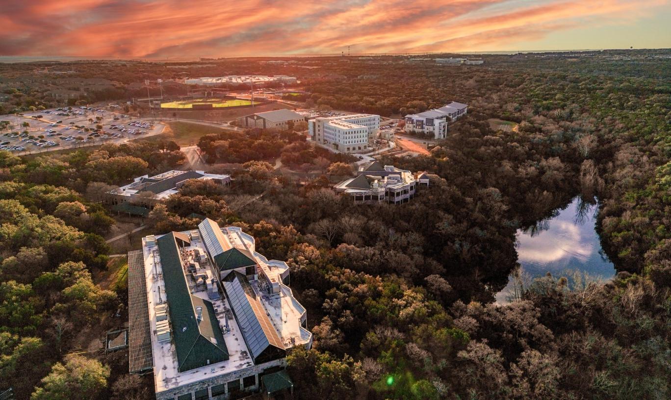 无人机拍摄的风景秀丽的德克萨斯康考迪亚大学校园